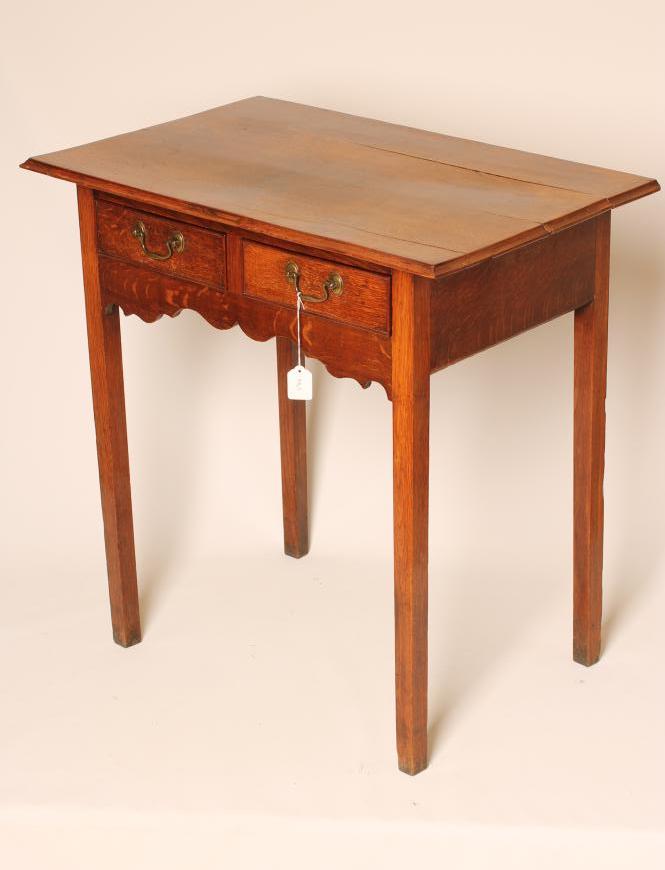 A GEORGIAN OAK SIDE TABLE Image