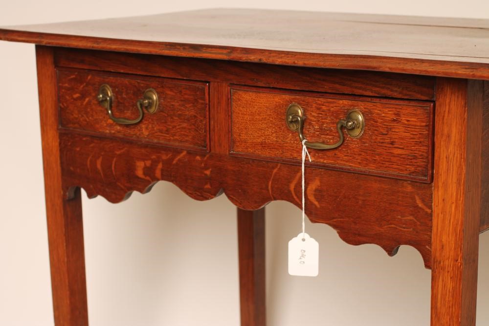 A GEORGIAN OAK SIDE TABLE Image