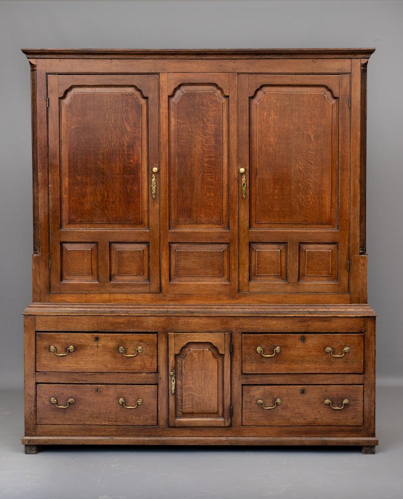 A GEORGIAN OAK LIVERY CUPBOARD Image