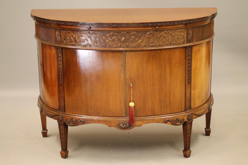 A GEORGIAN STYLE MAHOGANY COMMODE Image
