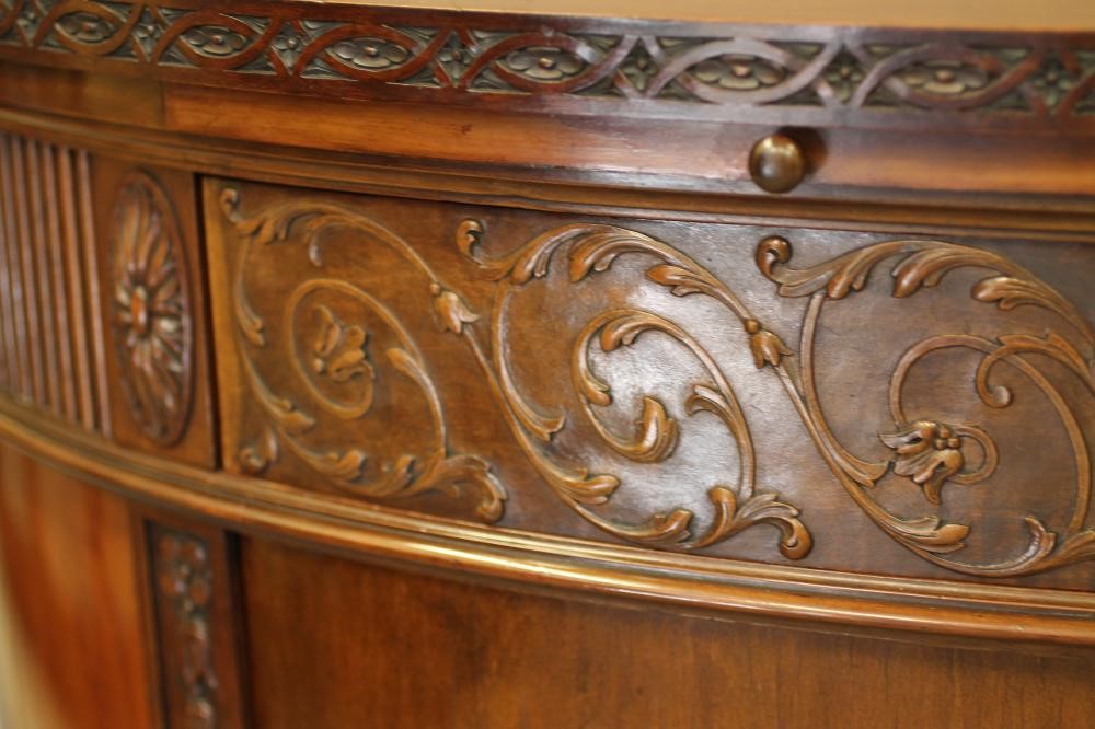 A GEORGIAN STYLE MAHOGANY COMMODE Image