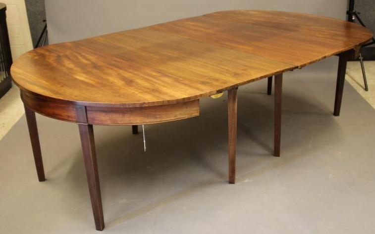 A GEORGIAN MAHOGANY DINING TABLE Image