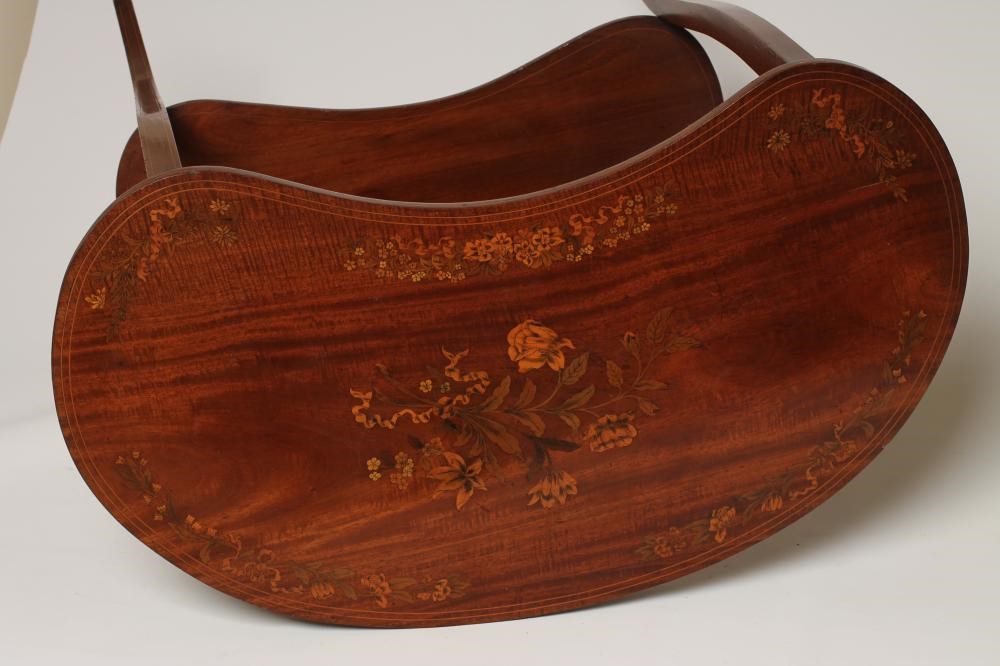 AN EDWARDIAN MAHOGANY AND MARQUETRY INLAID OCCASIONAL TABLE Image