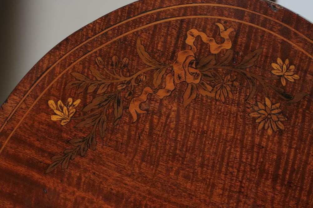 AN EDWARDIAN MAHOGANY AND MARQUETRY INLAID OCCASIONAL TABLE Image