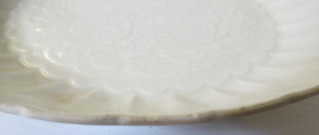 A CHINESE WHITE GLAZED PORCELAIN DISH of fluted circular form centrally carved with a crane in Image