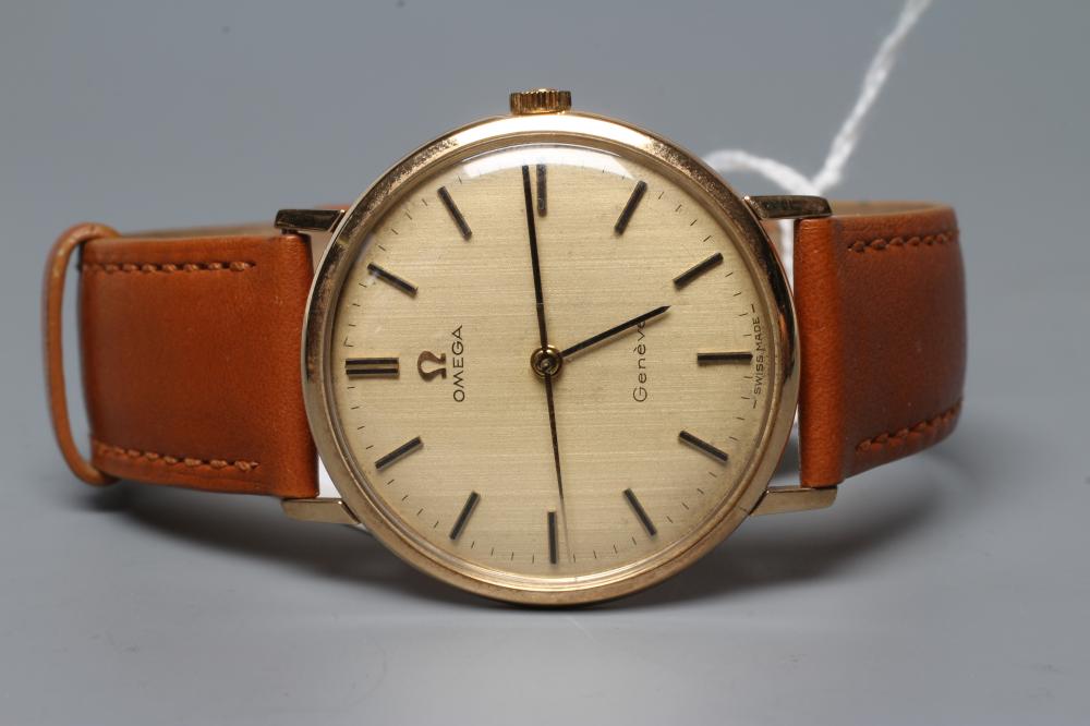 A GENTLEMAN'S 9CT GOLD OMEGA DRESS WRISTWATCH Image