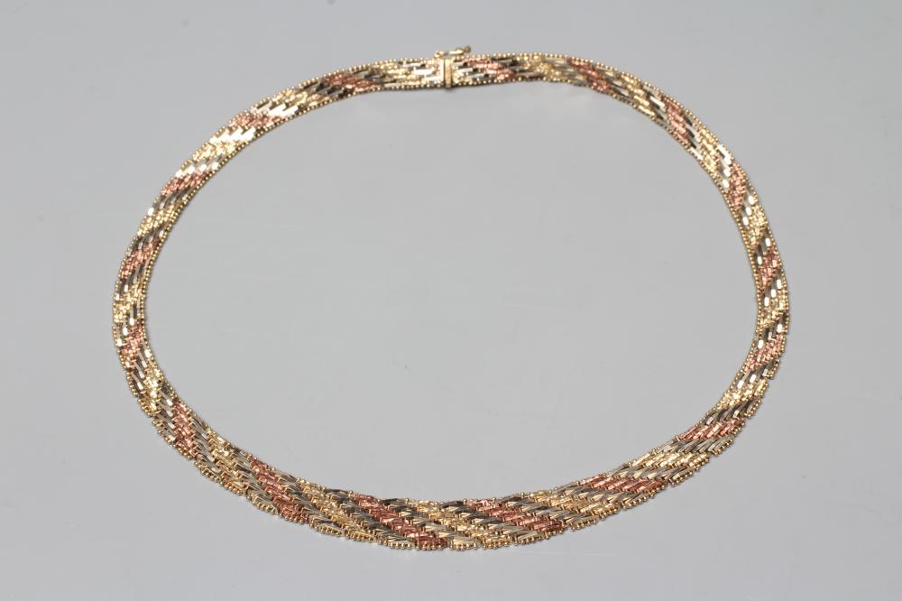 A TRI-COLOUR NECKLACE, the slightly shaped necklace with alternating polished and matt brick links Image