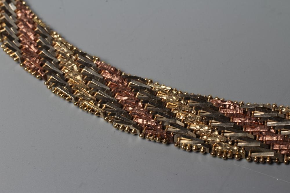 A TRI-COLOUR NECKLACE, the slightly shaped necklace with alternating polished and matt brick links Image