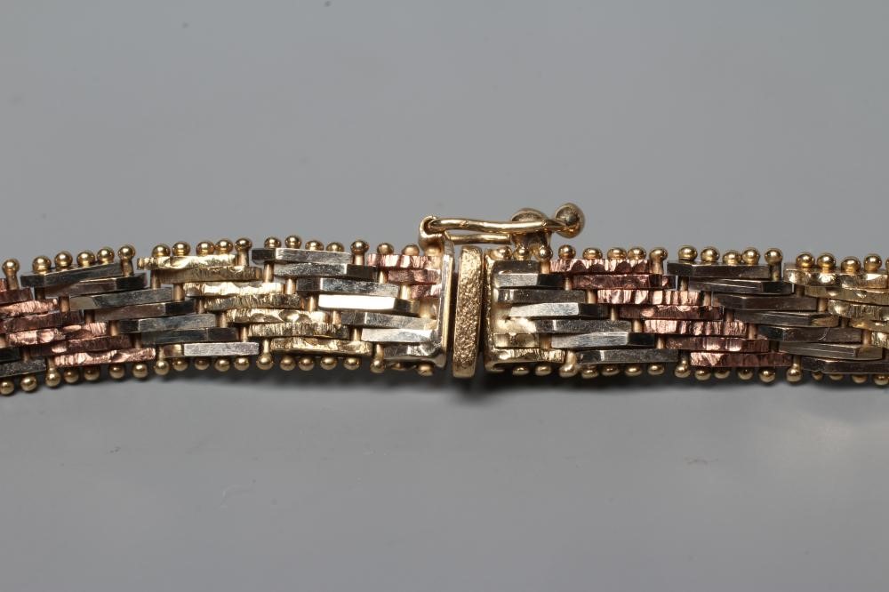 A TRI-COLOUR NECKLACE, the slightly shaped necklace with alternating polished and matt brick links Image