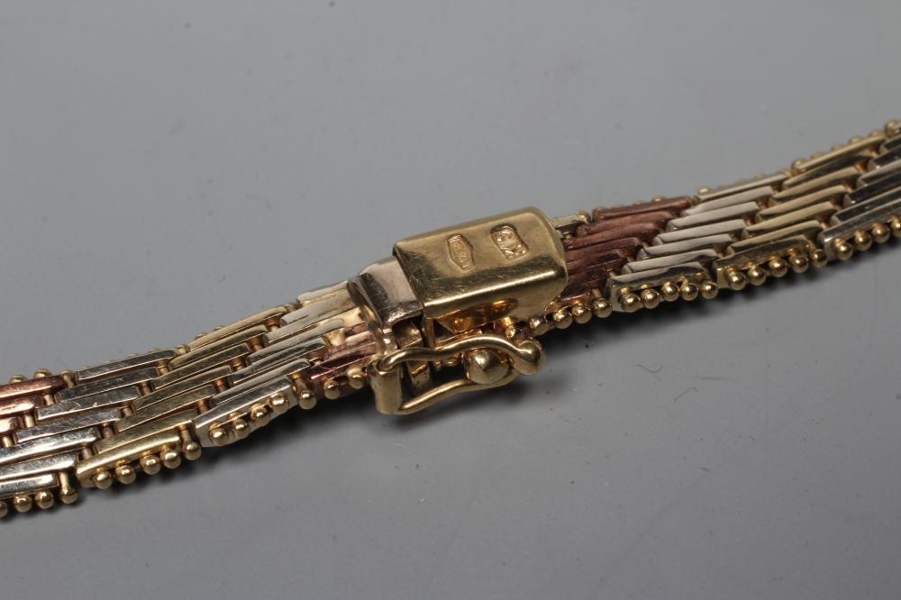 A TRI-COLOUR NECKLACE, the slightly shaped necklace with alternating polished and matt brick links Image