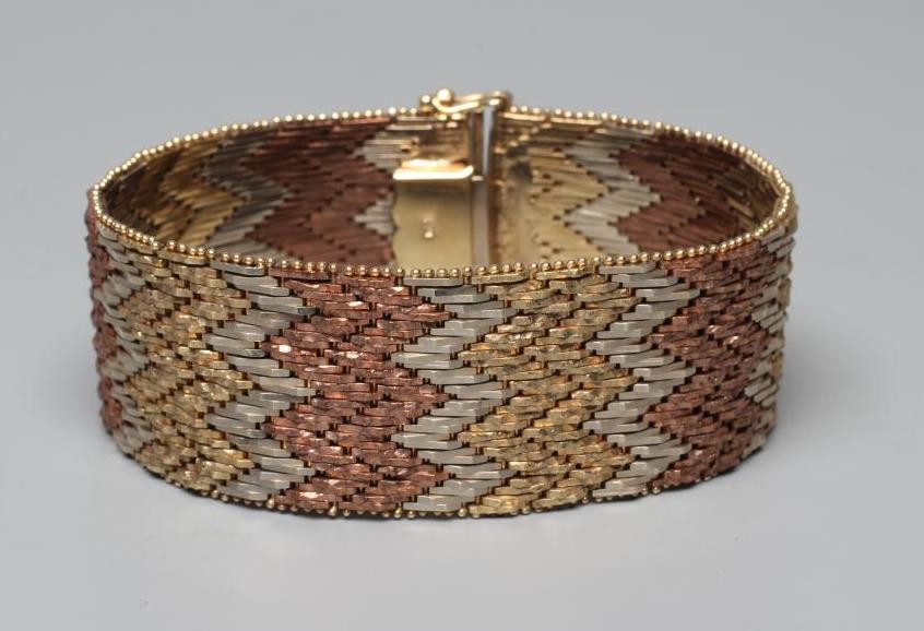 A 9CT GOLD TRI-COLOUR CUFF TO MATCH THE PREVIOUS LOT, with slide clasp, London 1978, 68.7g (Est. Image