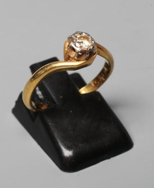 A DIAMOND SOLITAIRE RING Image