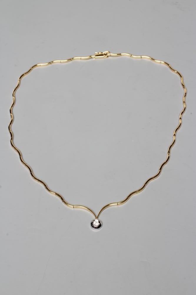 A DIAMOND NECKLACE Image