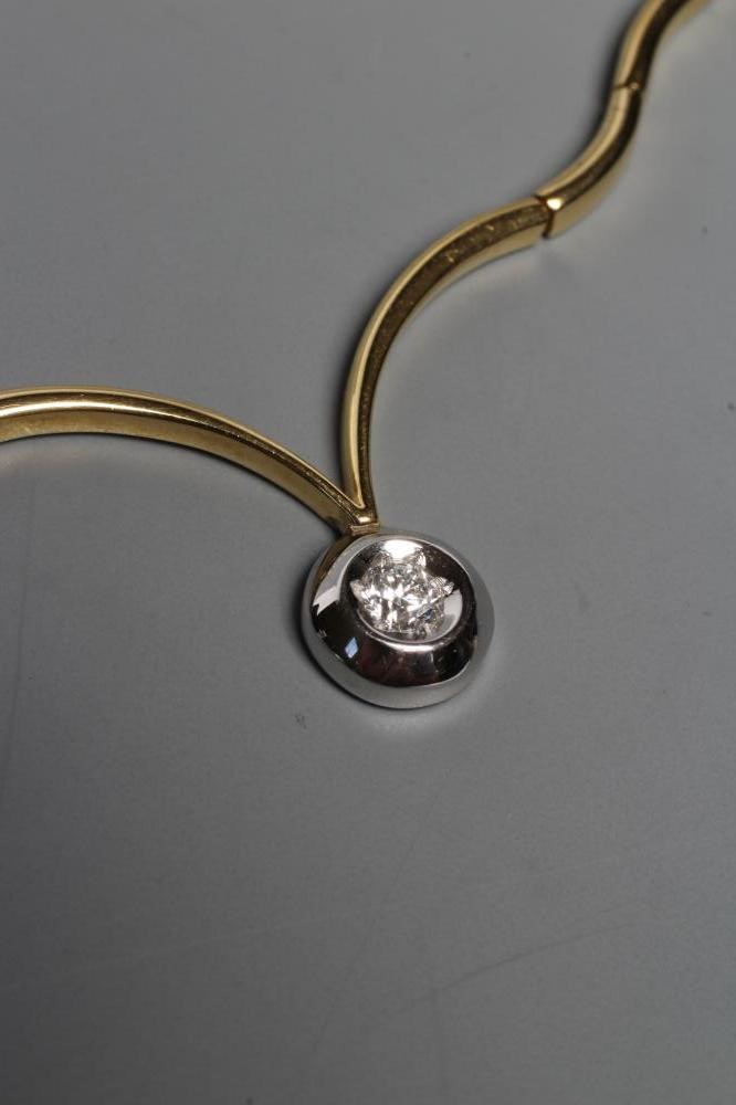 A DIAMOND NECKLACE Image