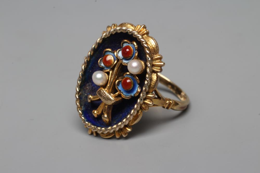 A COCKTAIL RING Image