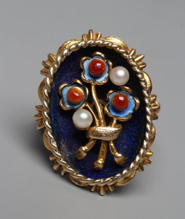 A COCKTAIL RING Image