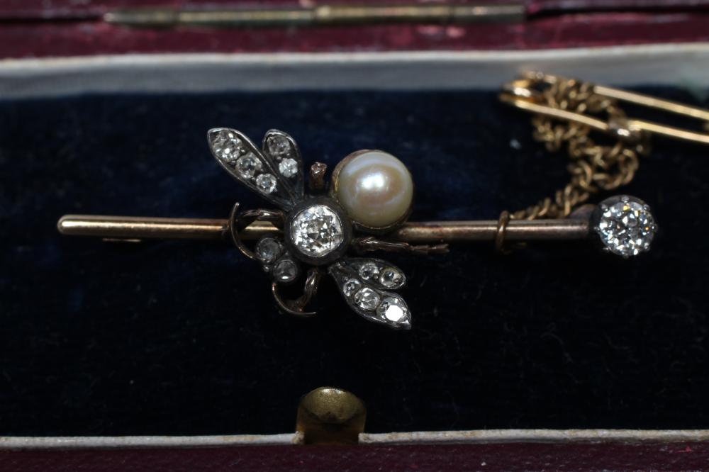A LATE VICTORIAN INSECT BAR BROOCH Image