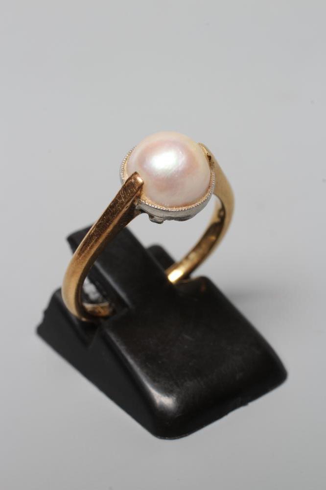 AN EDWARDIAN PEARL RING, the single pearl collet set to a plain shank stamped 18CT, size J (Est. Image
