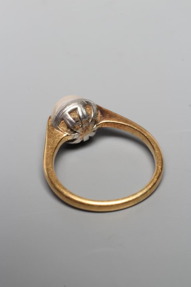 AN EDWARDIAN PEARL RING, the single pearl collet set to a plain shank stamped 18CT, size J (Est. Image