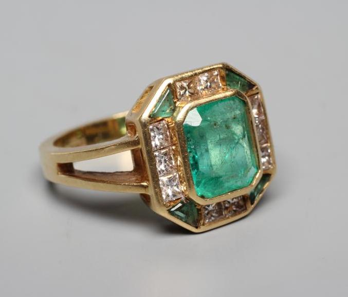 AN ART DECO STYLE EMERALD AND DIAMOND PLAQUE RING Image