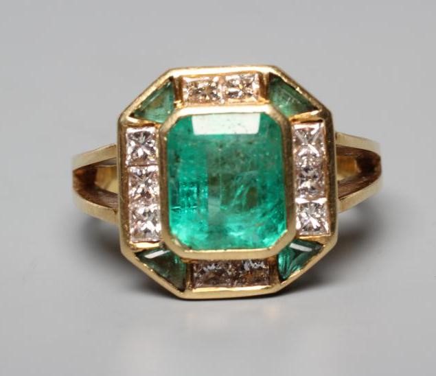 AN ART DECO STYLE EMERALD AND DIAMOND PLAQUE RING Image