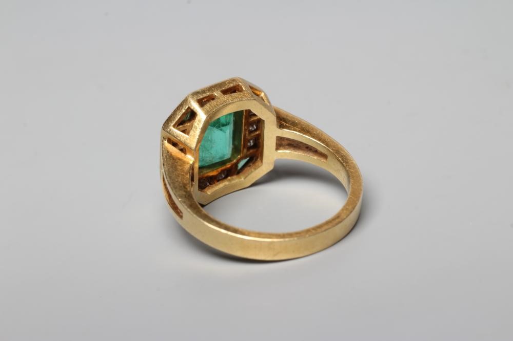 AN ART DECO STYLE EMERALD AND DIAMOND PLAQUE RING Image