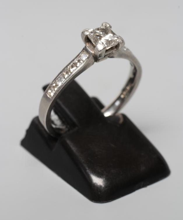 A SOLITAIRE DIAMOND RING Image