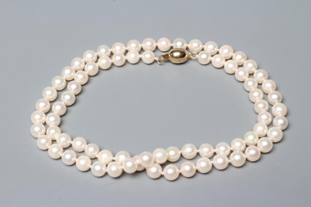 A SINGLE STRING OF CULTURED PEARLS, the oval clasp stamped 585, 14 (Est. plus 24% premium inc. VAT) Image