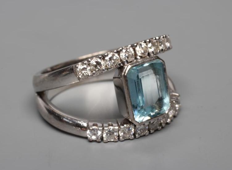 AN AQUAMARINE AND DIAMOND COCKTAIL RING Image