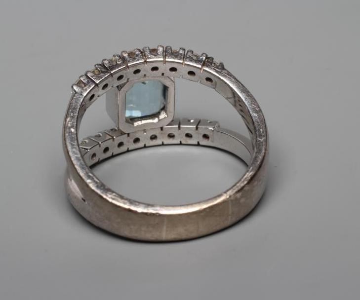AN AQUAMARINE AND DIAMOND COCKTAIL RING Image
