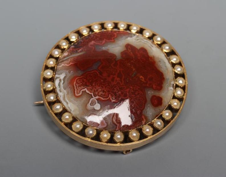 A LATE VICTORIAN BROOCH centrally set with a polished banded agate panel within an open border of Image