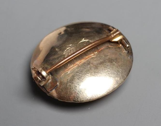 AN EARLY VICTORIAN MOURNING BROOCH Image