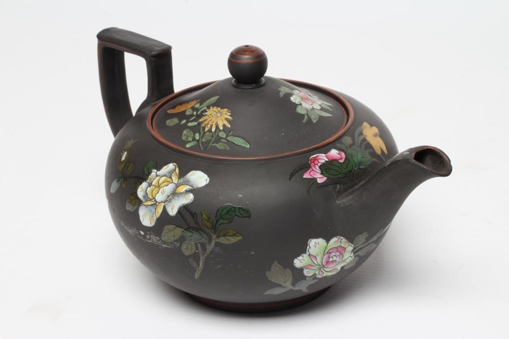 A WEDGWOOD BLACK BASALT TEAPOT AND COFFEE POT WITH COVERS Image