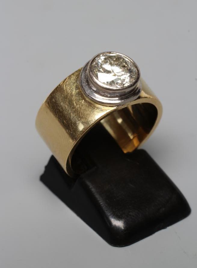 A SOLITAIRE DIAMOND RING Image