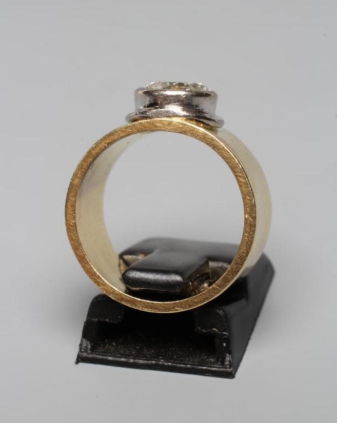 A SOLITAIRE DIAMOND RING Image