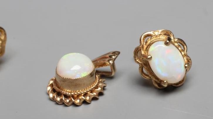 AN OPAL PENDANT Image