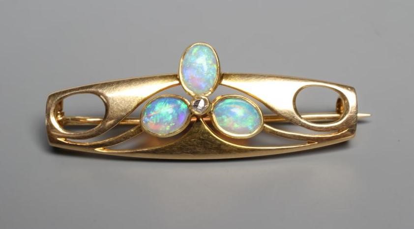 A MURRLE BENNETT ART NOUVEAU BROOCH Image