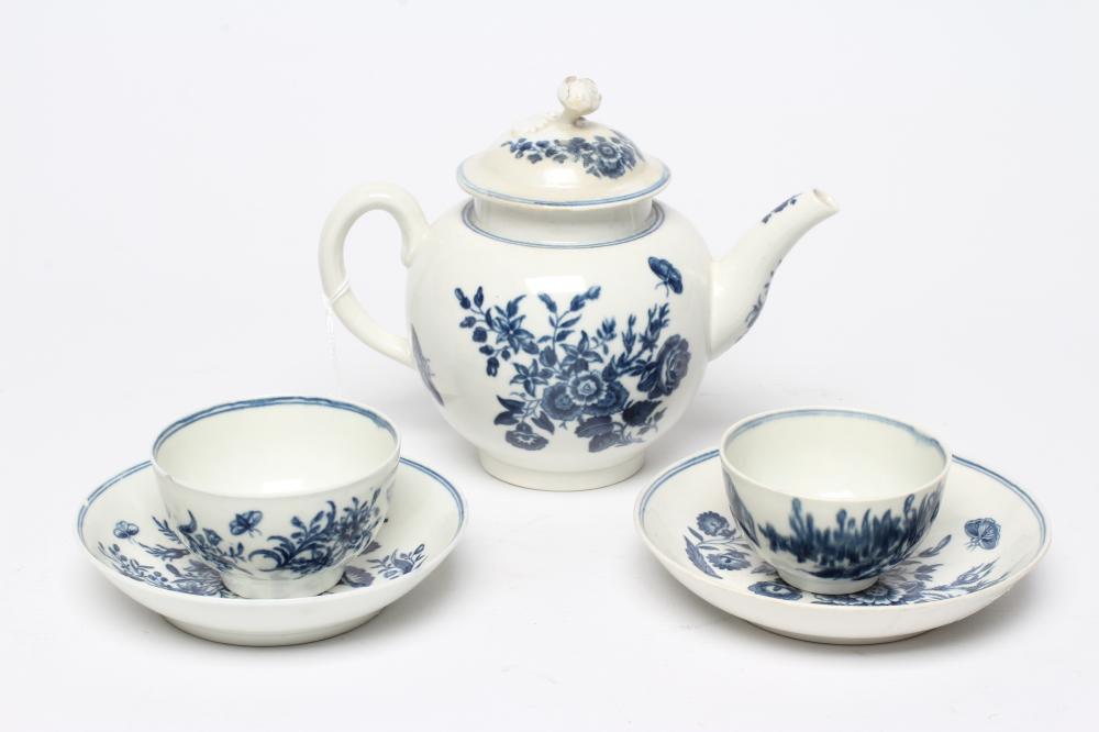 A WORCESTER PORCELAIN THREE FLOWERS PATTERN TEAPOT AND COVER Image