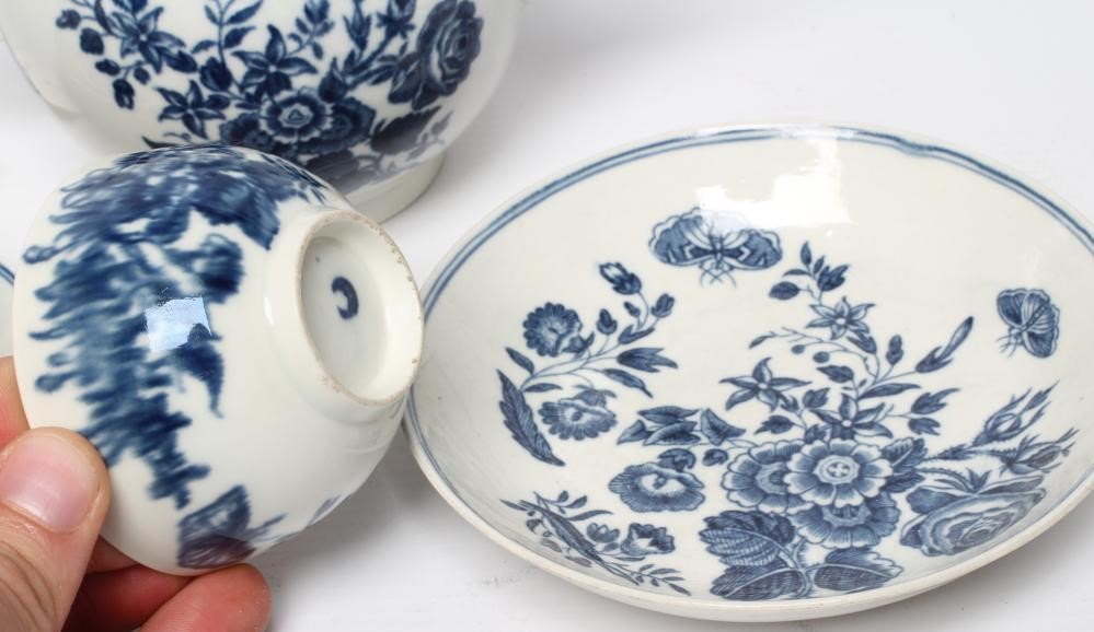 A WORCESTER PORCELAIN THREE FLOWERS PATTERN TEAPOT AND COVER Image