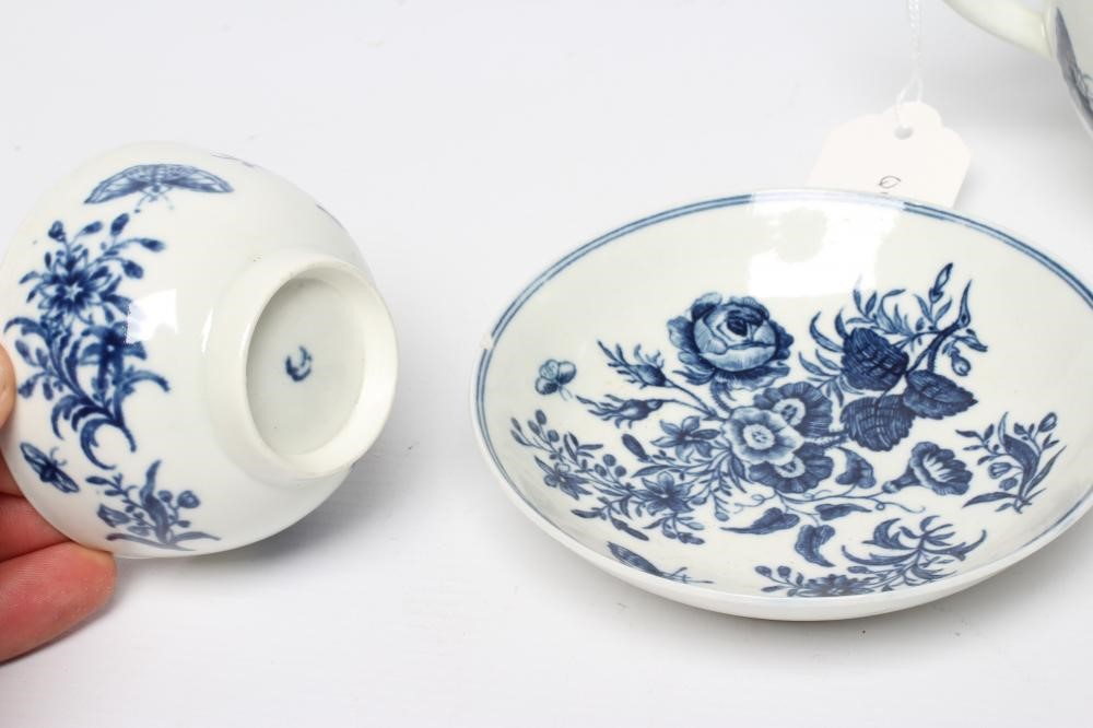 A WORCESTER PORCELAIN THREE FLOWERS PATTERN TEAPOT AND COVER Image