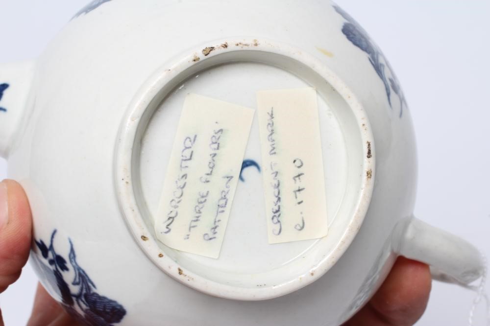 A WORCESTER PORCELAIN THREE FLOWERS PATTERN TEAPOT AND COVER Image