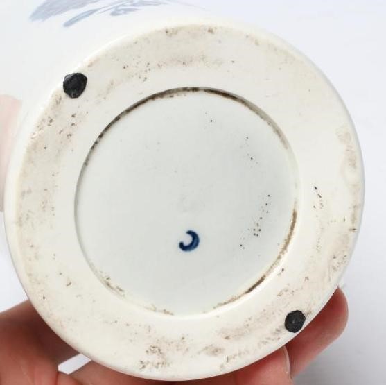 A WORCESTER PORCELAIN NATURAL SPRAYS PATTERN MUG, c.1775, of plain cylindrical form printed in Image