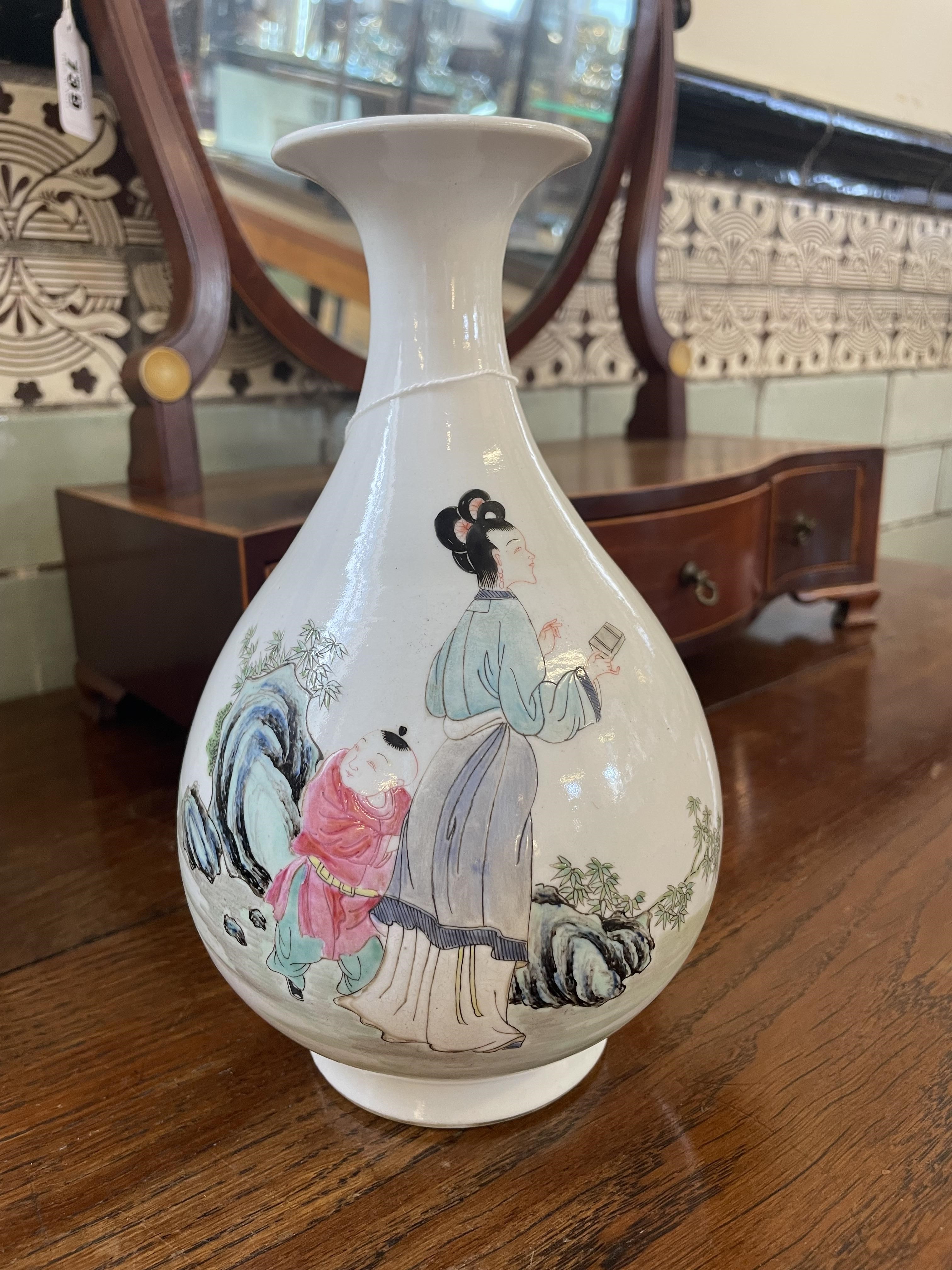 A CHINESE PORCELAIN VASE of baluster form Image