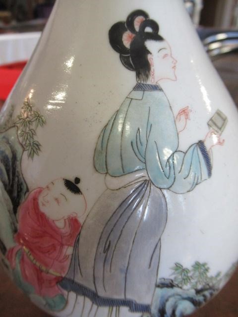 A CHINESE PORCELAIN VASE of baluster form Image