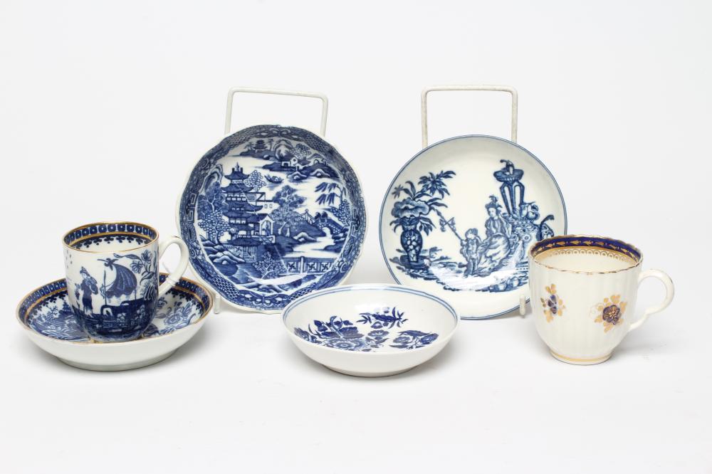 A COLLECTION OF WORCESTER AND CAUGHLEY PORCELAIN Image