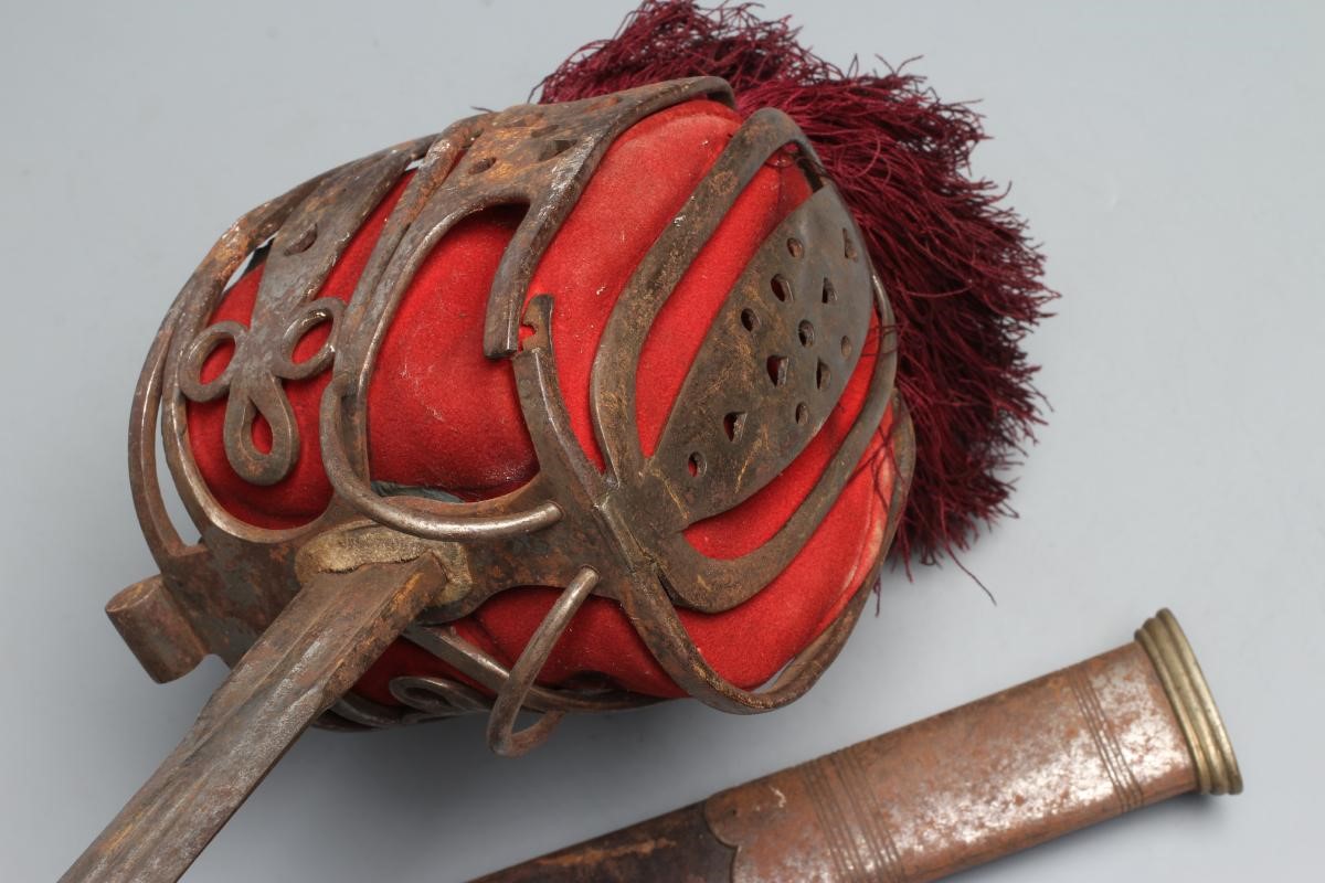 A SCOTTISH INFANTRY OFFICER'S SWORD with 33 1/4" double fullered blade Image