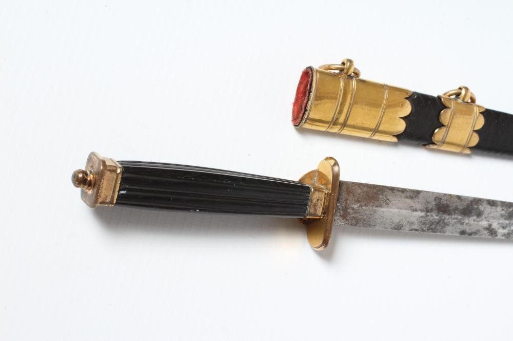 A GEORGIAN OFFICER'S DIRK with 8 5/8" stiletto blade, gilt cross guard with lion lozenge, fluted Image