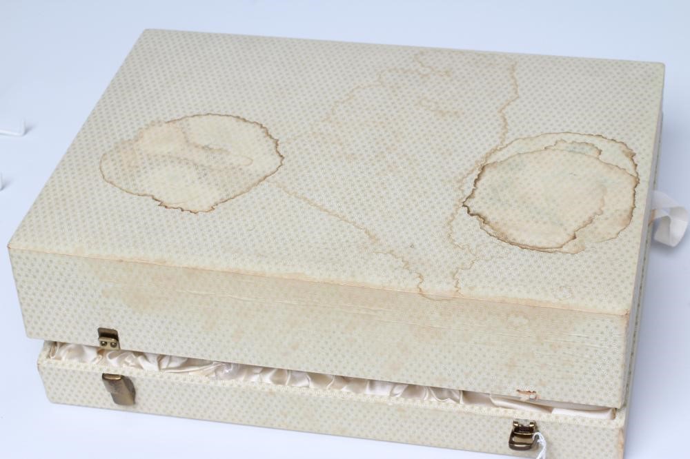 A ROYAL CROWN DERBY CHINA CABINET COFFEE SET, c.1974, painted in the Imari palette with pattern 1128 Image