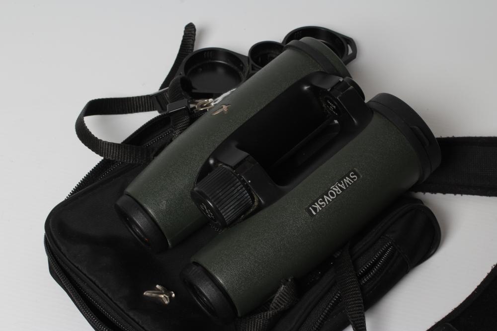 SWAROVSKI EL8 5X42 BINOCULARS with lens caps, strap and case (Est. plus 24% premium inc. VAT) Image
