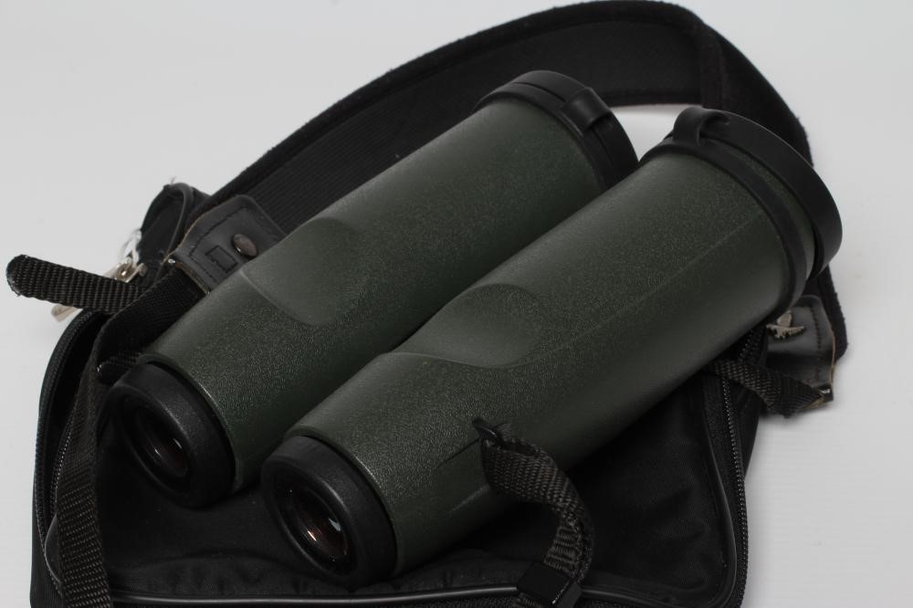 SWAROVSKI EL8 5X42 BINOCULARS with lens caps, strap and case (Est. plus 24% premium inc. VAT) Image